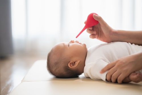 【医療監修】新生児や赤ちゃんはくしゃみが多い？鼻水が出ているときは？原因や対処法を解説