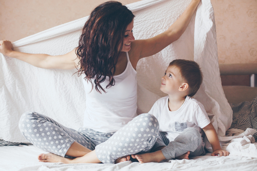 【小児科医監修】ママの疑問を解消!1歳8ヶ月の赤ちゃんの成長とお世話のポイントは?言葉や食事・夜泣きについて徹底解説!