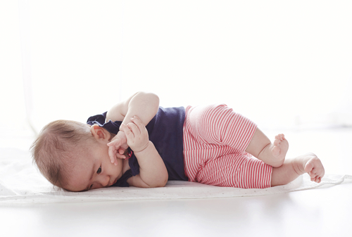 赤ちゃんが寝返りを打っても元に戻れなくなったらどうしますか？