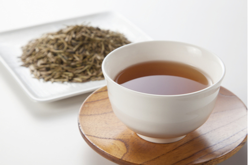 妊婦はほうじ茶を何杯飲める?カフェイン量や影響、効果について解説