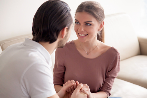 妊娠報告はいつした？ベストタイミングは安定期？夫・親・職場への報告時期と体験談