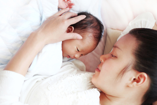 【みんなの体験談】生後1ヶ月の赤ちゃんが寝ない！どうやって乗り切る？！ ままのて