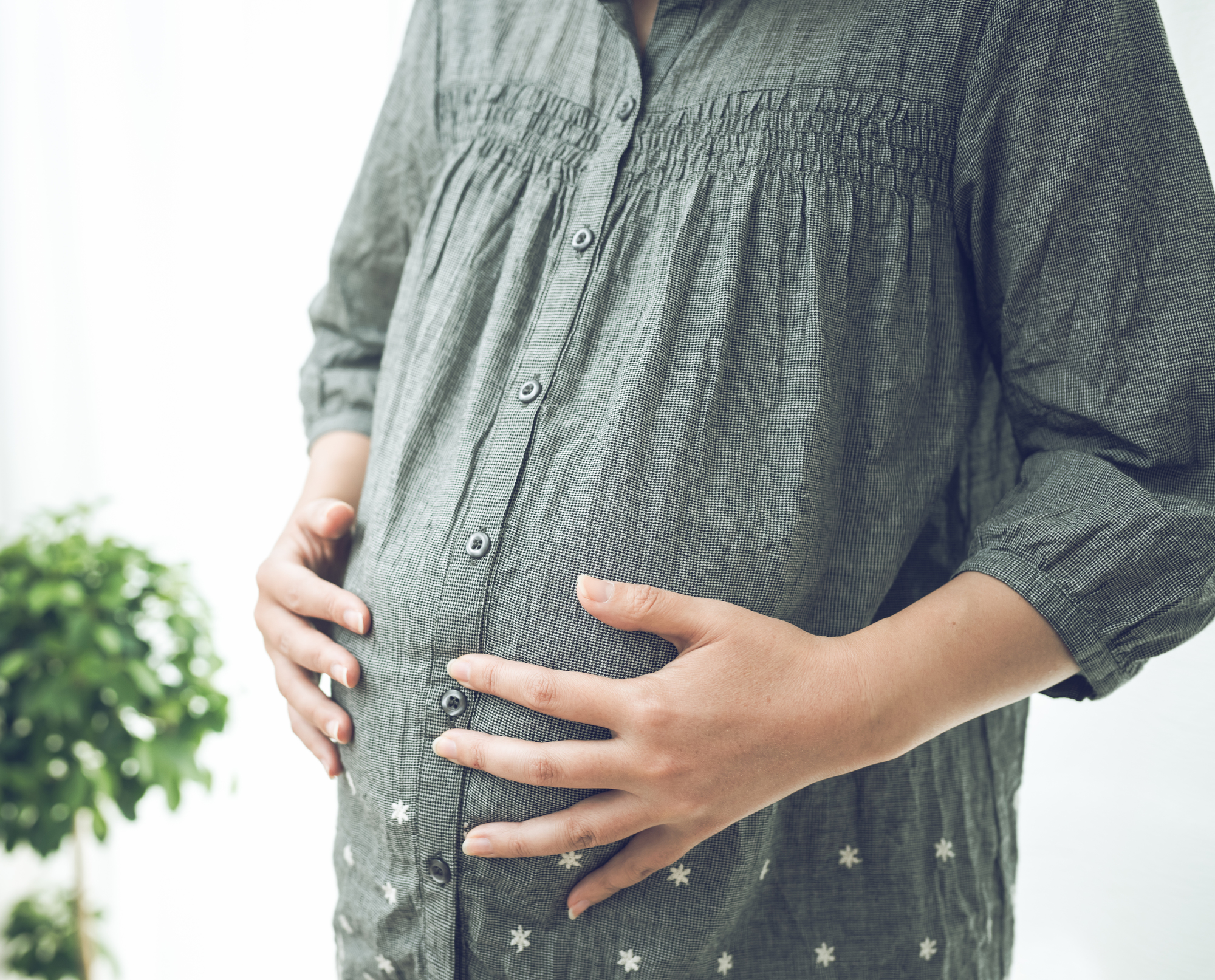 妊娠中はおりものが多くなる?色やにおいの特徴は?量が多いときの対処法や異常なおりものについても解説