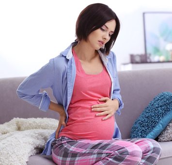 妊婦の腰痛対策！ストレッチ、マッサージ、体操が効果的？妊娠初期のひどい腰痛は切迫流産の症状？｜産婦人科医監修