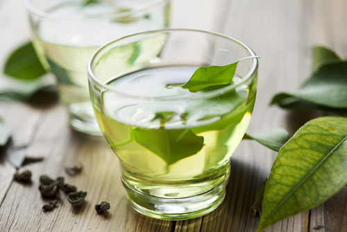 【産婦人科医・管理栄養士監修】妊婦は緑茶を飲んでいい？ペットボトルなら一日何mLまで？カフェイン量や影響について解説