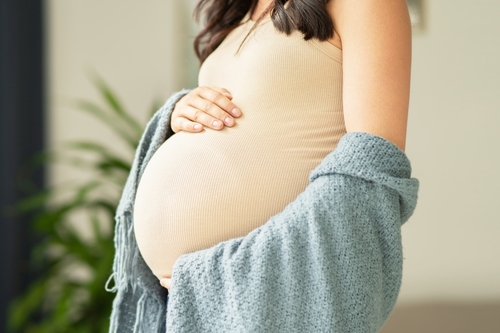 【 産婦人科医監修】正中線が妊婦のお腹に！予防や対処法はある？