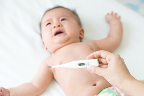 小児科医監修 月齢別 子どもの発熱の対応は すぐに病院に行く 気になる受診の目安を紹介 ままのて