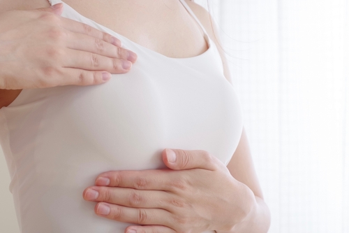 【産婦人科医監修】乳腺炎の症状は?発熱やしこり・頭痛があるの?乳腺炎の原因と主な症状