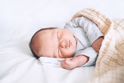 【睡眠コンサルタント解説】寝返りすると起きてしまうのはなぜ？赤ちゃんのための寝返り対策を紹介！
