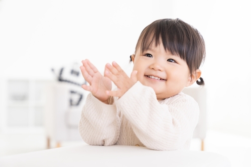 【小児科医監修】1歳7ヶ月の発達！身長・体重の平均は？言葉はどれくらい話す？食事・イヤイヤ期・遊びなどの疑問をQ＆A方式で解説