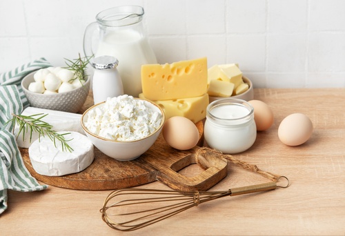 【管理栄養士監修】授乳中にはちみつやカレー・牛乳・チーズ・お餅は大丈夫？豆乳や甘酒は母乳に良いの？