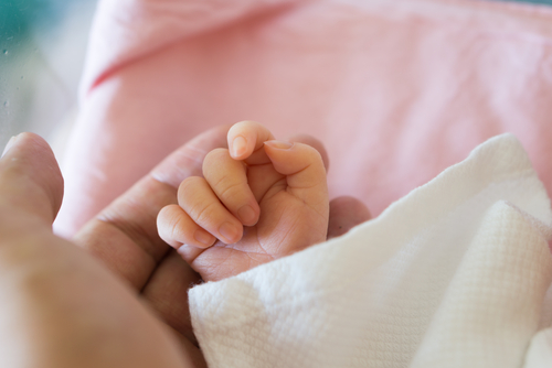 【産婦人科医監修】小さく生まれた赤ちゃん「低出生体重児」とは？原因やリスクについて解説