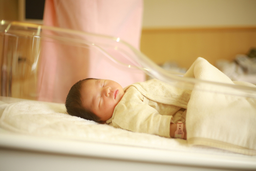 出産費用の「無償化」はどう進む？厚労省審議会で議論されたポイントをわかりやすく解説