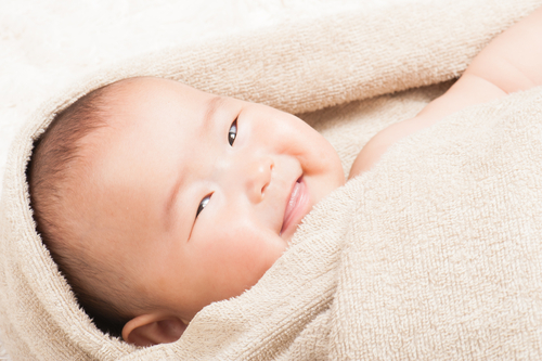 【助産師監修】赤ちゃんと一緒にお風呂はいつからOK？入り方・時間・生理中の対応について解説