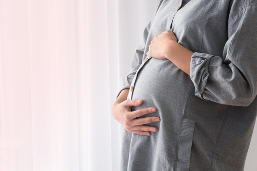 【産婦人科医監修】臨月の胃痛の原因と対策!胃痛は陣痛の予兆?ヘルプ症候群?