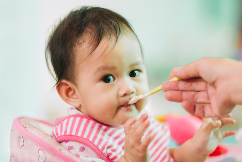 離乳食の進め方完全ガイド!月齢・食材別の量や種類は?【初期からの一覧表】