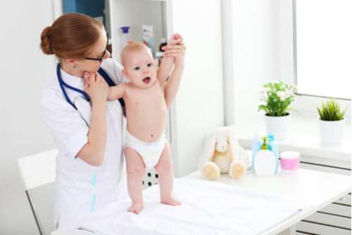 赤ちゃんの健診(乳幼児健診)はいつあるの?スケジュール、内容、費用は?服装や持ち物、当日に気をつけることは?