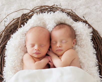 双子の妊娠、いつわかる？初期はつわりがひどい？お腹の大きさはどうなる？