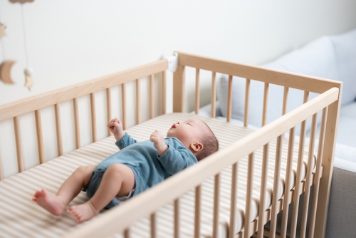 【助産師・保育士監修】新生児が寝ない原因と対策!睡眠障害の心配は?昼夜の区別がないってほんと?