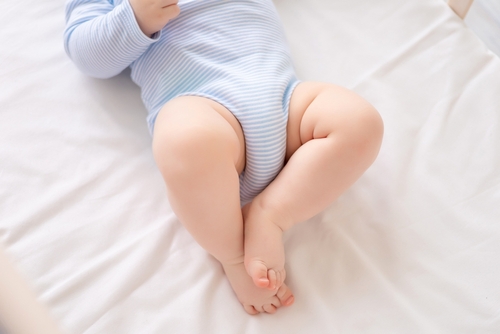 【保健師監修】新生児・赤ちゃんが手足をバタバタさせて寝ない！原因は？激しく泣くときの対処法