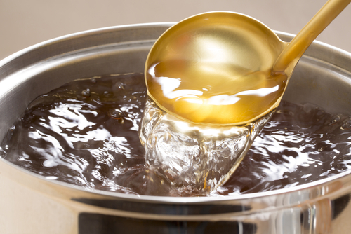 【初めてでも安心】市販の離乳食のだしはいつから？簡単だし汁の作り方&保存術を紹介！