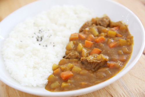 離乳食のカレーは1歳頃から!赤ちゃんに人気のレシピ5選と取り分けメニュー5選