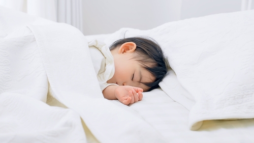 【小児科医監修】プール熱(咽頭結膜熱)の症状は?子どもや赤ちゃんだけ?大人も感染する?流行時期や治療法、出席停止期間などを解説