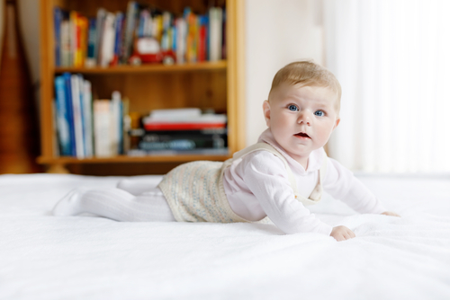 赤ちゃんが寝返りをしない、遅い理由は?目安はいつごろ?
