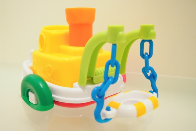 子どもが喜ぶ「船のおもちゃ」特集！お風呂用、ポンポン船、ミニチュアなど