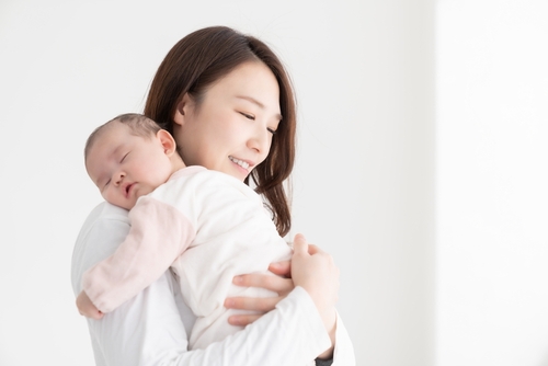 【助産師監修】赤ちゃん・新生児の抱き癖はいつから？寝ないときの対処法は？