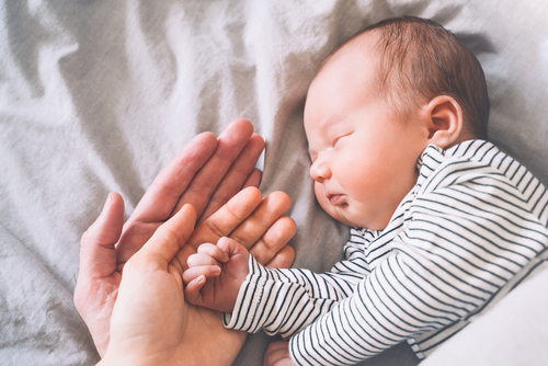 「いつか子どもと一緒にみたい」赤ちゃん誕生までのドキュメンタリー映像を一冊のアルバムに。