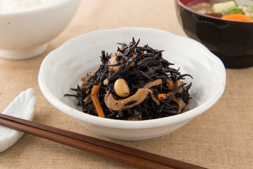 妊婦はひじきに注意すべき？摂取量や栄養素、過剰摂取による影響、おすすめのレシピについて