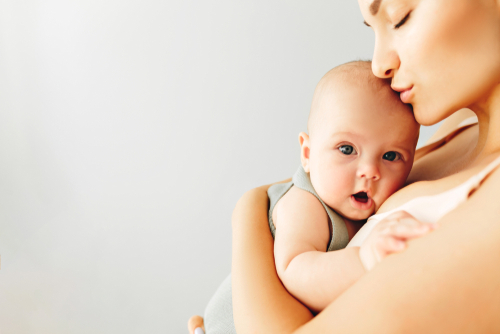 【小児科医監修】生後6ヶ月の授乳回数・授乳間隔は?夜間授乳は?先輩ママの体験談を紹介