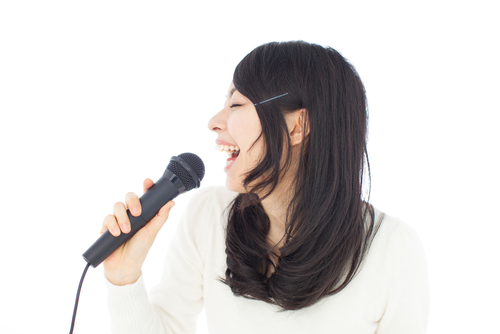 【助産師監修】妊婦がカラオケに行くのはOK?早産などへの影響は?