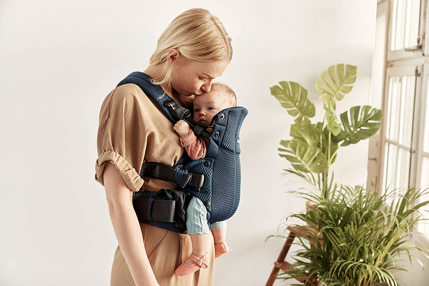 ベビービョルンの最上級モデル！ベビーキャリア ハーモニーとは？新生児からいつまで使える？ベビービョルンの全ラインアップを紹介