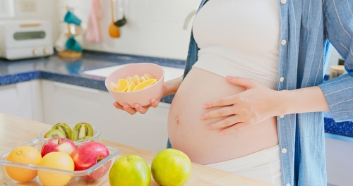 【管理栄養士監修】妊娠中に食べてはいけないもの一覧!魚やチーズに気を付ける理由は?いつから?果物はOK?厚生労働省の見解も紹介