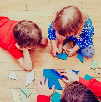 縦割り保育とは？異年齢保育のねらいと、メリット・デメリット