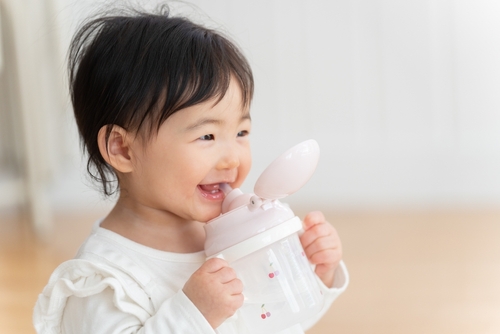 保冷ストローマグで子どもの水分補給！暑い時期もひんやり！サーモスやリッチェルの人気アイテムを紹介