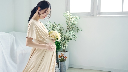 妊婦が結婚式に参列するなら？お呼ばれドレス・ワンピース・靴や食事の注意点