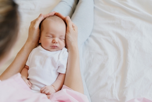 【小児科医監修】大泉門と小泉門とは？赤ちゃんの頭蓋骨のへこみはいつ閉じる？ふくらみが気になる場合は？ 