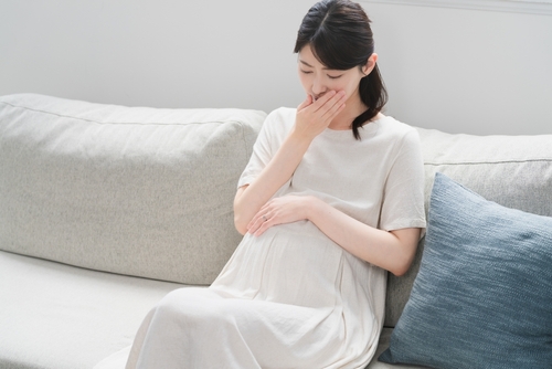 【産婦人科医監修】妊娠中期の吐き気の原因は？改善するための食生活・行動もご紹介